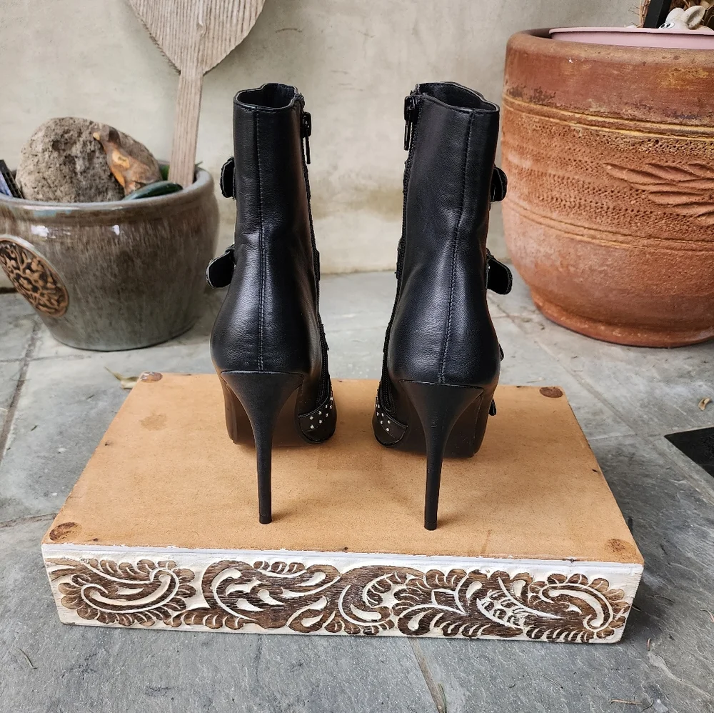 Sassy & Sexy Steve Madden Black Leather Booties - Picture 10 of 12